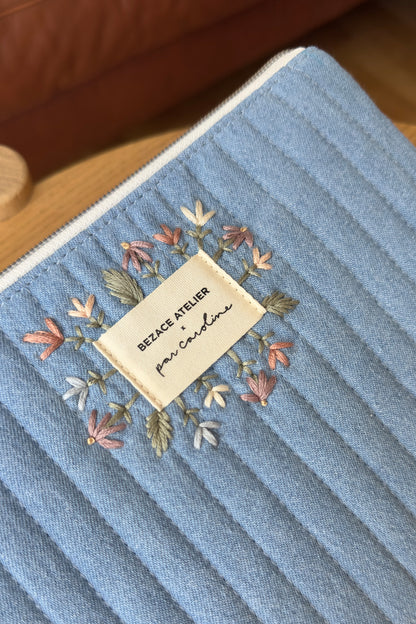 La pochette brodée Bezace Atelier X Par Caroline